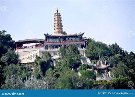  La Pagoda della Città Proibita: Un'Oasi di Pace e Bellezza nel Cuore di Lanzhou!