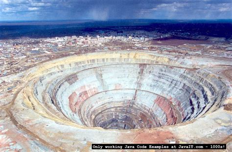 Il Big Hole: Una Miniera Fantasma di Diamanti e Storia!