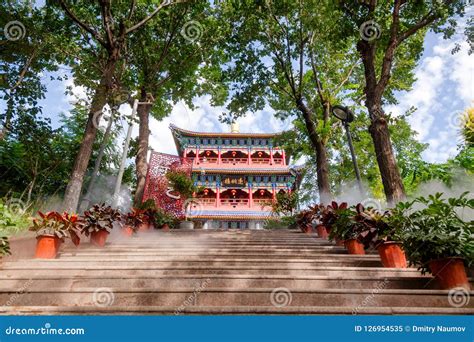 Il Tempio di  Huangsha: Un gioiello architettonico immerso nella natura rigogliosa!